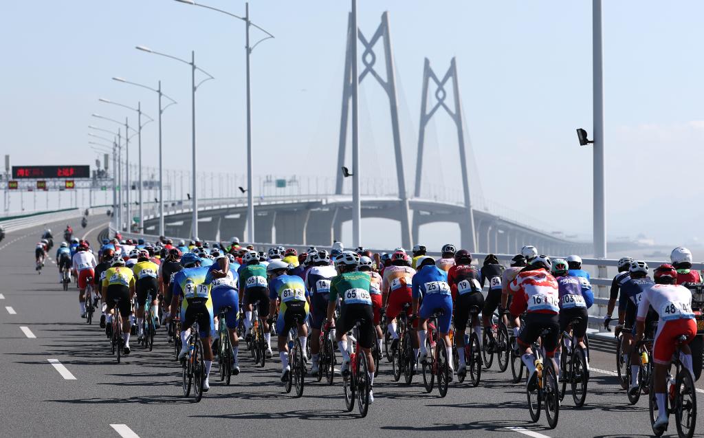 △11月8日，参赛选手在港珠澳大桥骑行。当日进行的第十五届全国运动会公路自行车男子个人赛，赛道全程231.8公里，选手经过港珠澳大桥，跨越粤港澳三地。图源：新华社