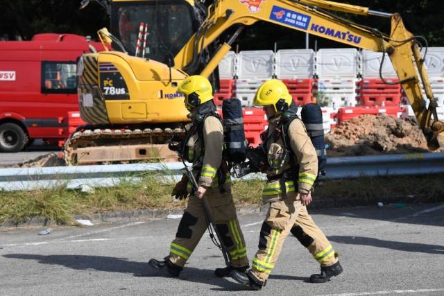 这是11月28日在香港大埔区宏福苑火灾救援现场拍摄的消防员。新华社记者 陈铎 摄