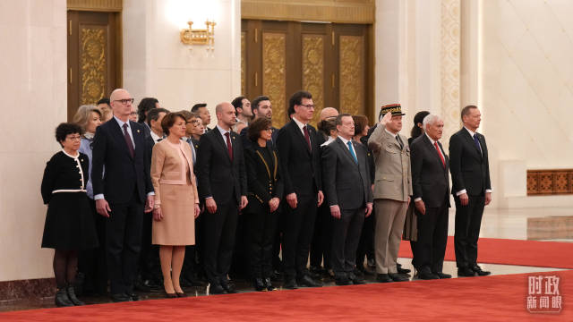 △欢迎仪式上的法方代表团。（总台记者李晋拍摄）