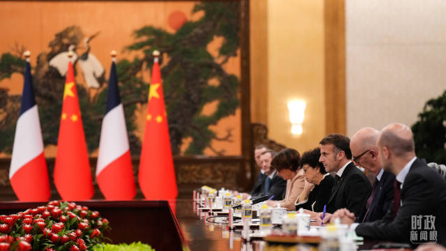 △会谈中的马克龙总统。（总台记者李晋拍摄）