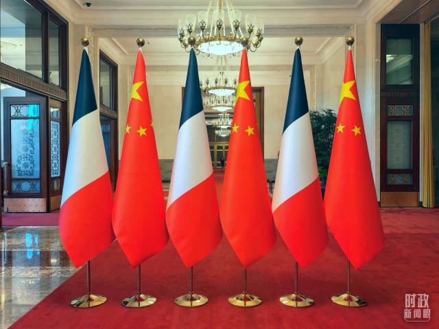 △人民大会堂内的中法两国国旗。（总台央视记者刘琦拍摄）