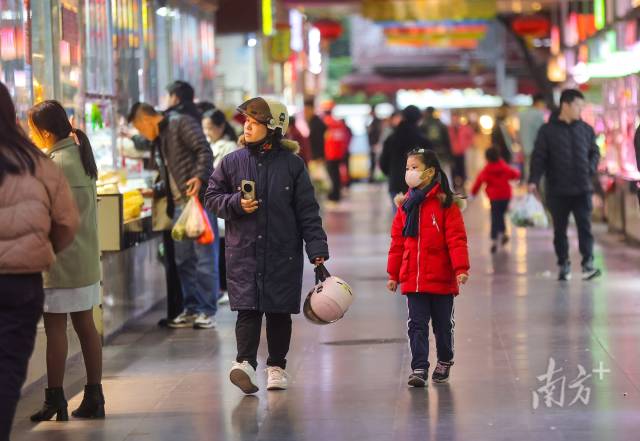 南区街道环城市场，购物的市民纷纷穿着厚衣服。