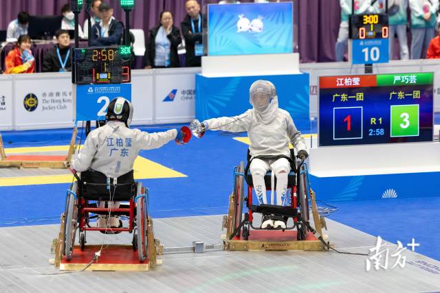 女子个人佩剑C级金牌赛，广东一团江柏莹（左）对阵广东一团严巧芸（右）。