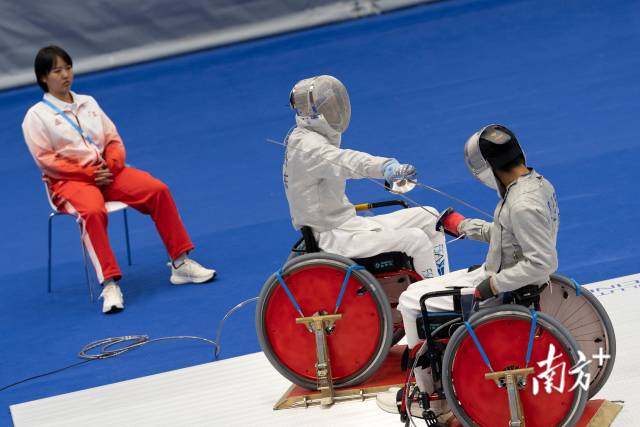 广东选手黄晋冬（中）在男子个人佩剑C级金牌赛中以15:13的比分险胜广东队友罗兴东，成功夺金。