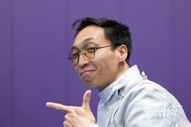 黄晋冬在上场前向记者镜头比出胜利手势。