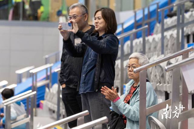 现场观众为场上比赛选手鼓掌加油。