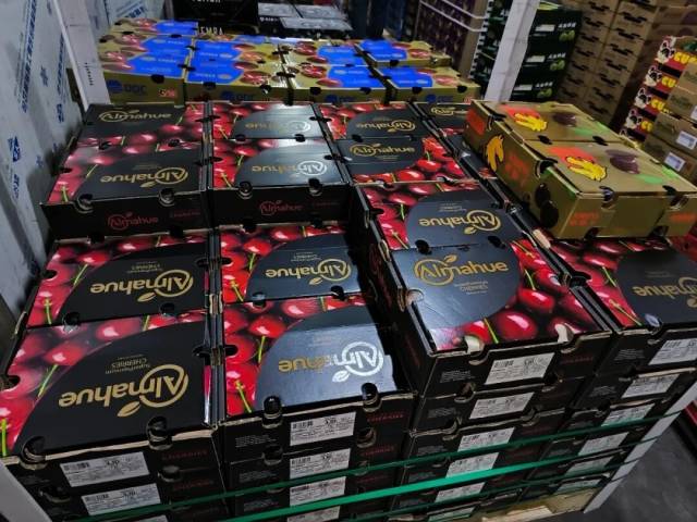 冷库里摆放了近千件车厘子。图/九派新闻 曾怡婷