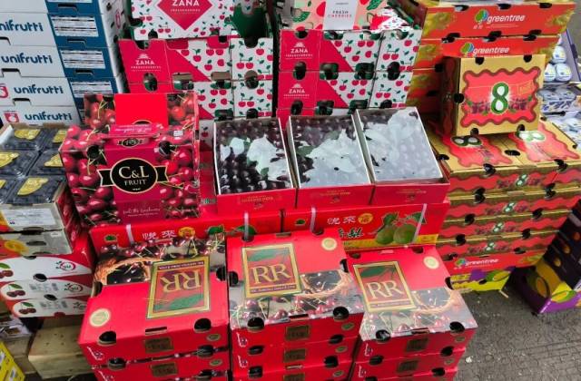 商户将车厘子摆放在显眼位置。图/九派新闻 曾怡婷