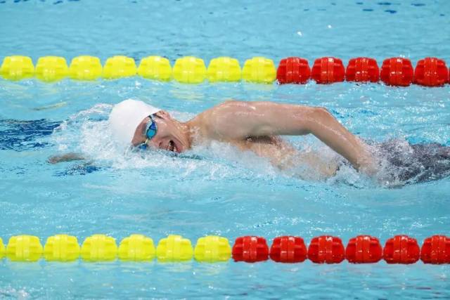 12月13日，浙江队选手谢志立在男子400米自由泳S9级决赛中。最终，他获得冠军。新华社记者 梁旭 摄