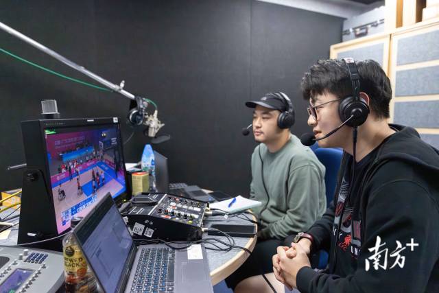 李乐希（右）与何家玮参与到十五运会和残特奥会直播赛事的口述影像工作中。