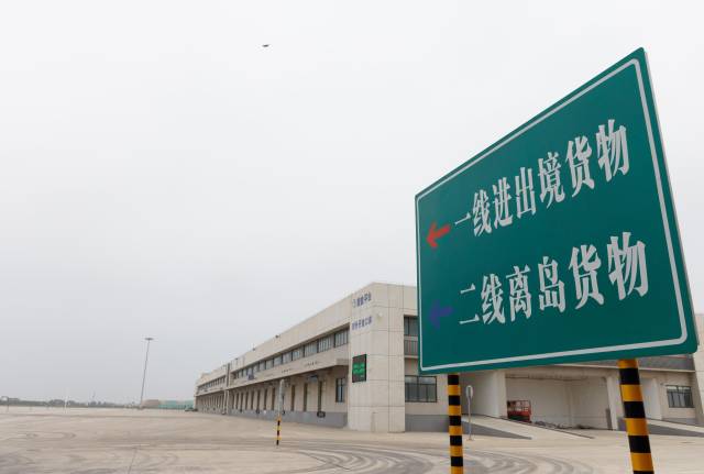 洋浦国际集装箱码头新建集装箱集中查验场拍摄的新竖立的指示图标。图源新华社