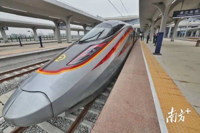 试运行列车驶入湛江北站。 石磊 摄