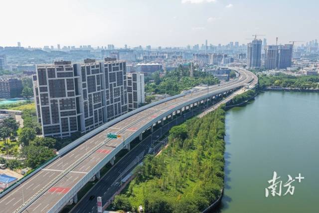 广州新白云国际机场第二高速公路南段工程。