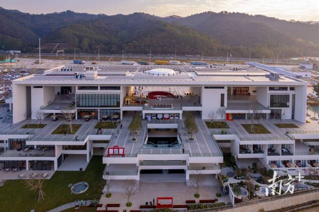 新博高速公路龙门服务区。