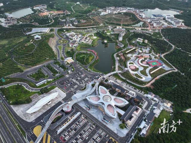 包茂高速公路柏桥服务区。