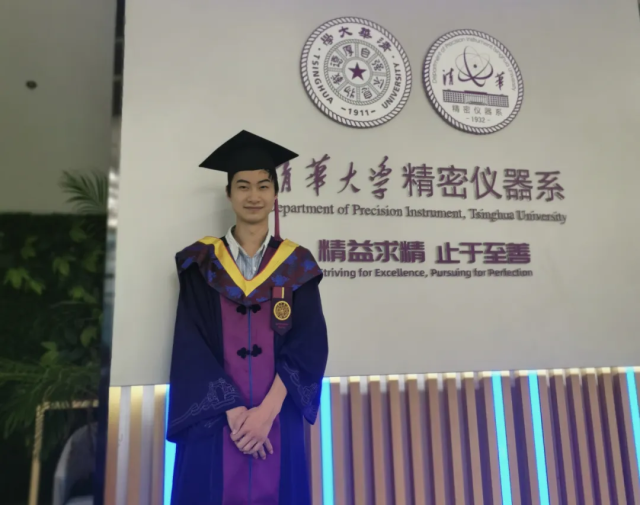 庞众望本科毕业照