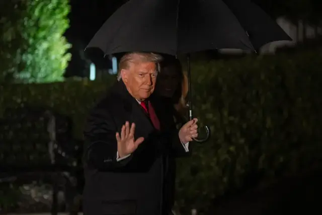 2025年11月25日，在美国首都华盛顿，美国总统特朗普离开白宫。新华社记者胡友松摄