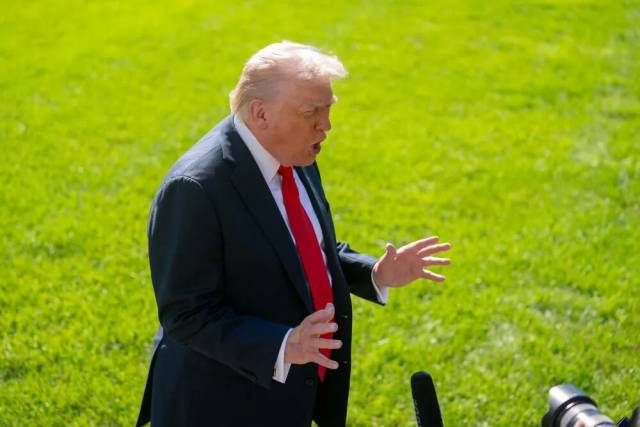 2025年10月5日，在美国首都华盛顿，美国总统特朗普回答记者提问。新华社记者胡友松摄