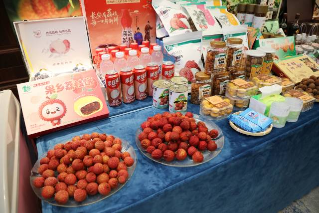 在“‘十四五’广东成就”茂名专场新闻发布会现场，茂名冻眠荔枝“圈粉”各路媒体。