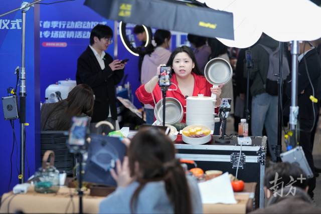 30多家家电企业现场直播带货。