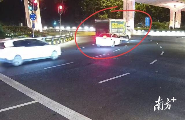 犯罪团伙驾驶网约车与车辆发生碰撞，进行“碰瓷”诈骗。 