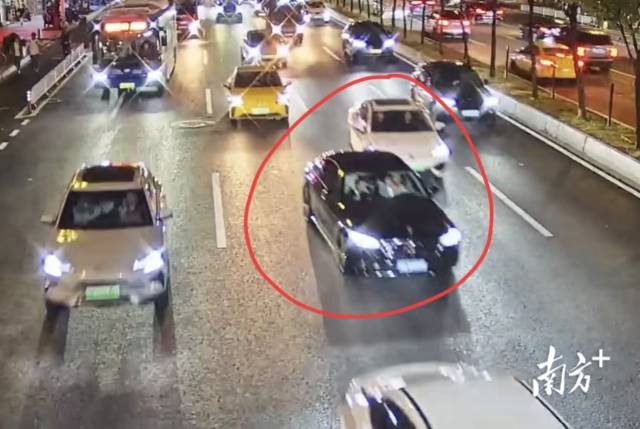 一辆黑色私家车提前打左转灯向左变道，其后方一辆白色网约车加速朝其驶来。