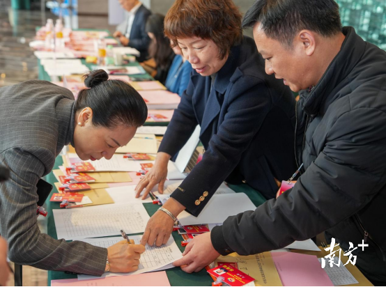 1月24日，出席省政协十三届四次会议的委员，陆续抵达广州驻地，向大会报到。