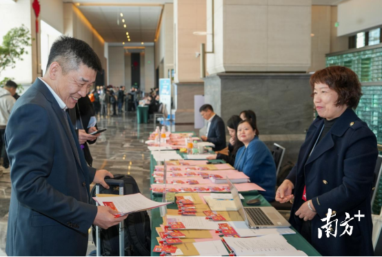 1月24日，出席省政协十三届四次会议的委员，陆续抵达广州驻地，向大会报到。