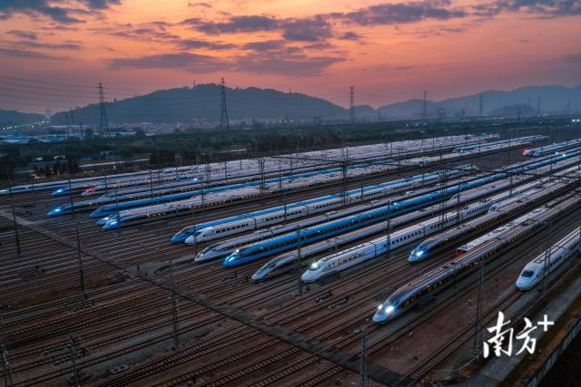 2024年春运时期，列车等待出发。南方+拍客 邱新生 摄