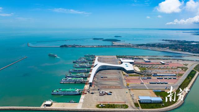 2024年春运时期，列车等待出发。南方+拍客 邱新生 摄