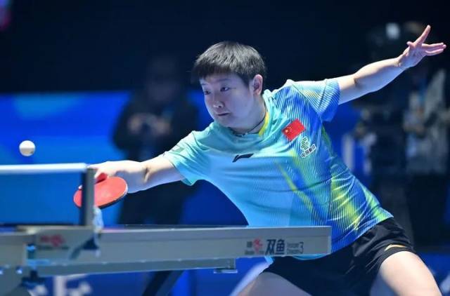 2月4日，孙颖莎在比赛中回球。新华社记者 郭程 摄