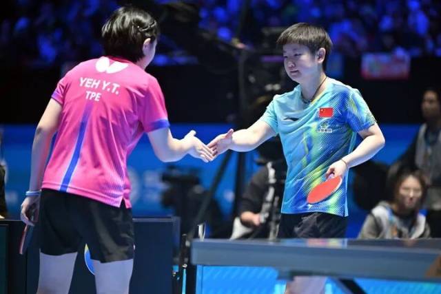 2月4日，孙颖莎（右）在比赛后与叶伊恬握手。新华社记者 郭程 摄