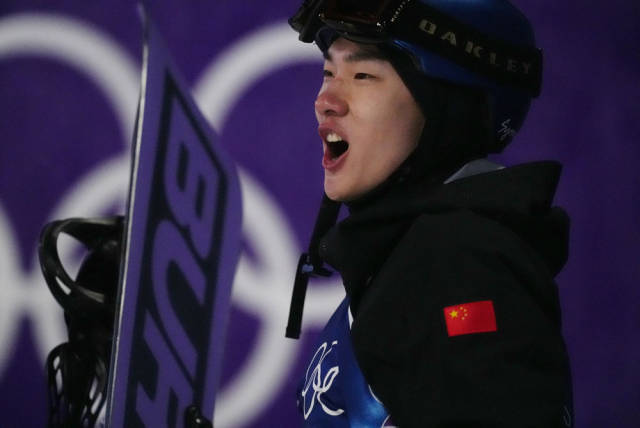 2月5日，苏翊鸣在第三跳后庆祝。新华社记者 邬惠我 摄