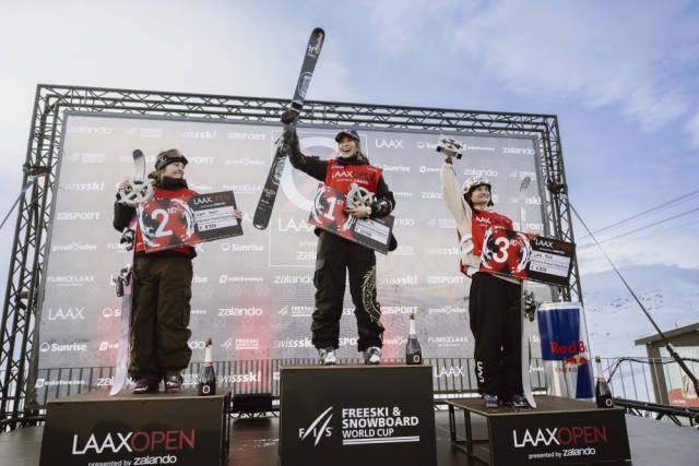 2026年1月17日，在瑞士莱克斯举行的国际雪联世界杯系列赛中获得女子自由式滑雪坡面障碍技巧冠军的谷爱凌（中）在领奖台上。新华社发（马塞尔·莱默希特 摄）