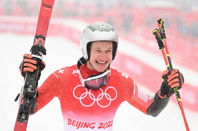 2022年2月13日，北京2022年冬奥会高山滑雪男子大回转比赛在延庆国家高山滑雪中心举行，瑞士选手马尔科·奥德马特获得冠军。新华社记者 连振 摄