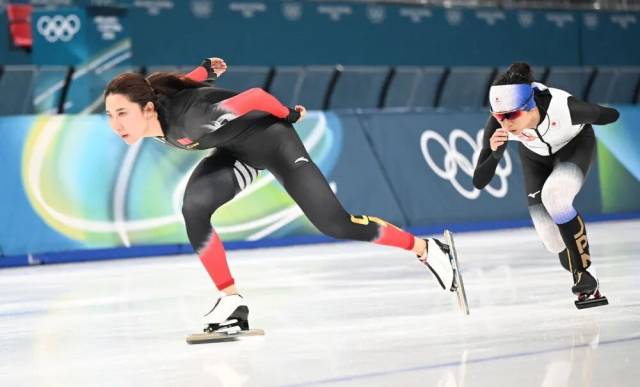 △ 2月5日，中国运动员韩梅（左）和日本运动员高木美帆在训练中。新华社记者 武巍 摄