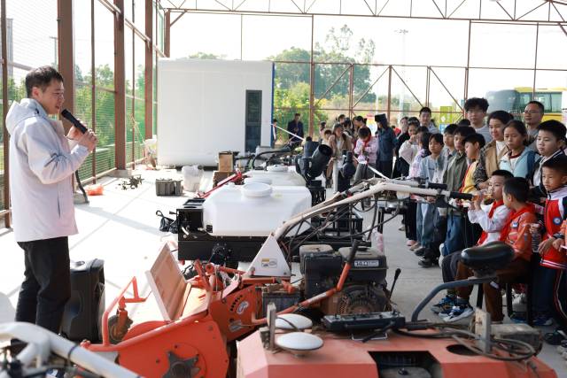 驻茂名化州市新安镇帮镇扶村工作队正在开展“电亮未来，感知现代化农业新动力”科普教育活动。