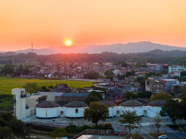 开平市塘口镇先锋天下粮仓书店吸引四方游客。