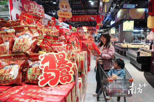 市民在超市年货柜台上选购货品。钱文攀 摄
