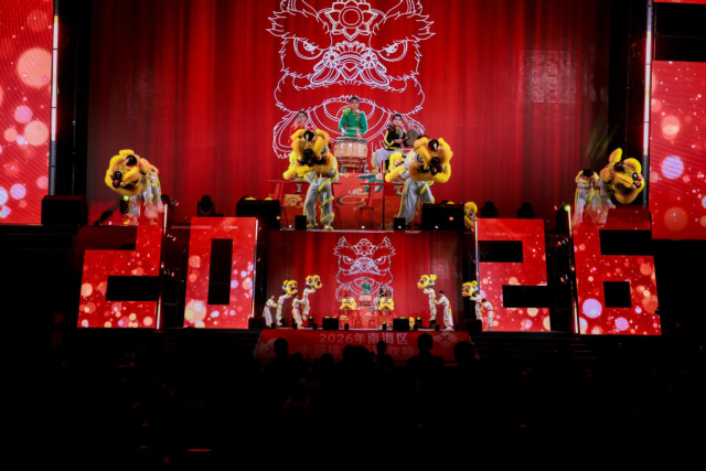 1月30日，佛山南海大沥大镇社区举办“村晚”，舞狮表演燃动全场！