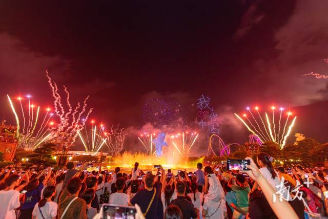 珠海长隆烟花秀。南方+记者 王俊涛 摄 