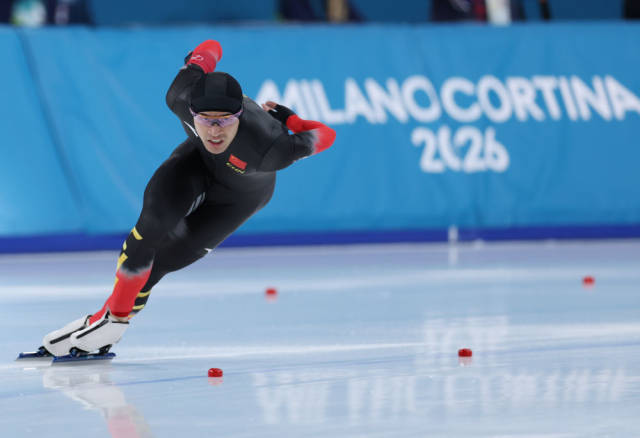 2月11日，宁忠岩在速度滑冰男子1000米决赛比赛中。新华社记者 杜潇逸 摄