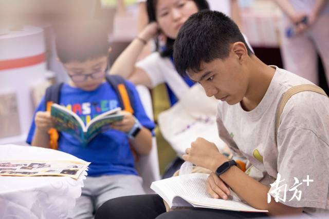 去年8月的南国书香节现场，周末来看书买书的市民众多。南方+记者 梁钜聪 仇敏业 姚志豪 摄