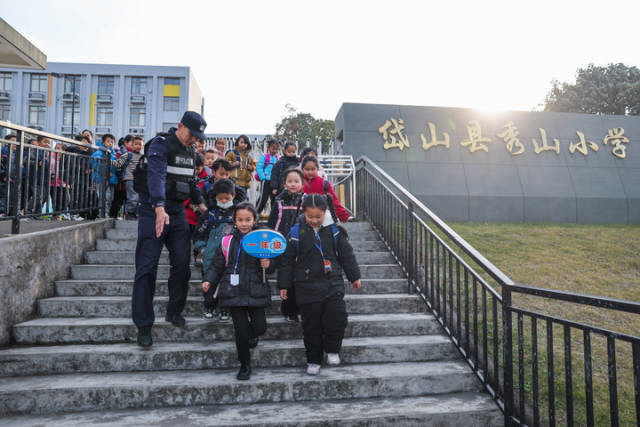浙江省舟山市，秀山派出所民警在秀山小学放学时间参与“护学岗”维持秩序。