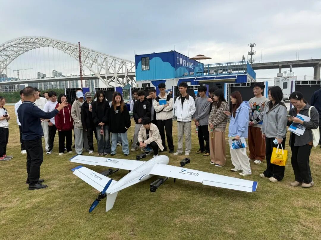 珠海低空投产学研系列活动拉开帷幕 校企联动培育低空经济新动 摄影吴长赋通讯员王珏摄.jpg