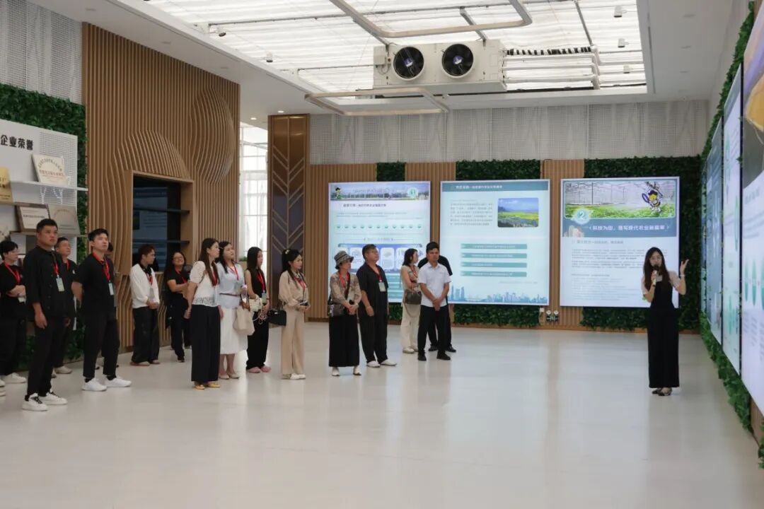 粤港澳青年参观粤港澳现代农业示范园.jpg