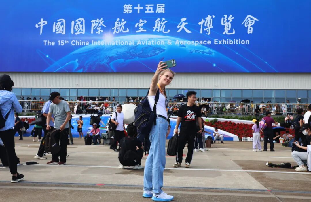 外国观众自拍。11月16日，中国航展公众日第二天飞行表演。本报记者钟凡摄.jpg