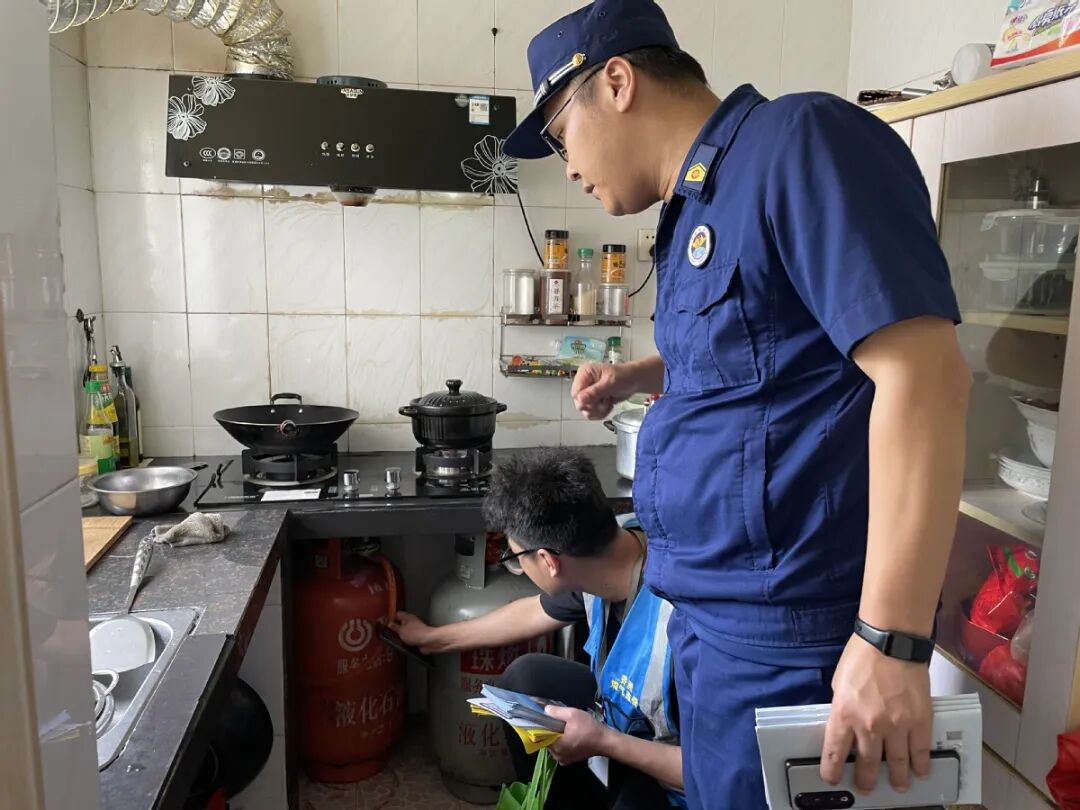 工作人员深入到辖区出租屋进行燃气隐患的排查.jpg