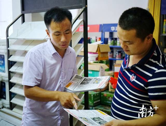 2017年8月，申军良向河源市民派发寻人启事传单。