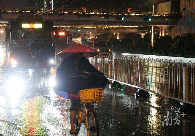 3月31日晚上7时许，越秀区解放中路上，市民纷纷冒雨前行。南方+记者 钟志辉 摄
